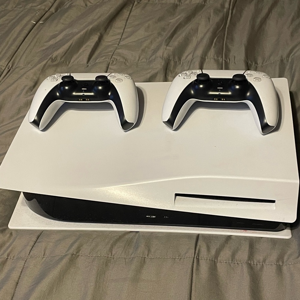 Ps5 works fine nothings wrong with it as you can see comes with 2 remotes